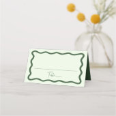 Moderne Green Wavy Frame Wedding Platzkarte (Vorderseite)