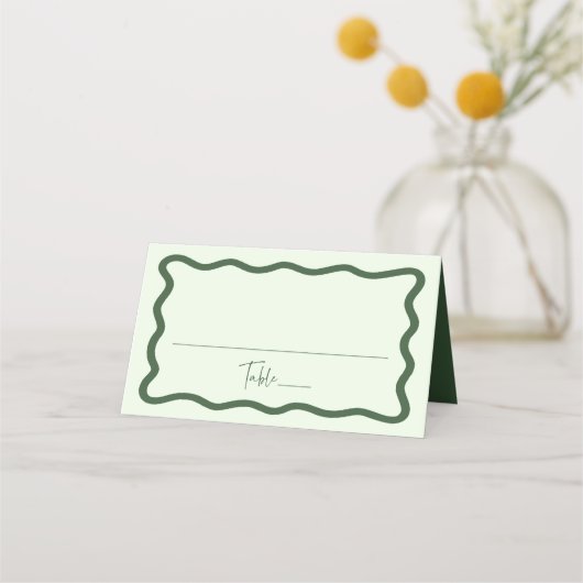 Moderne Green Wavy Frame Wedding Platzkarte (Vorderseite)