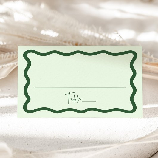 Moderne Green Wavy Frame Wedding Platzkarte