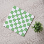 Moderne, grün und weiß karierte Keramik Fliese<br><div class="desc">Diese moderne Keramik Kachel weist ein trendiges Schachbrettmuster in Weiß und Weiß auf. Die Farben können einfach angepasst werden,  indem Sie auf die Schaltfläche Design bearbeiten klicken.</div>