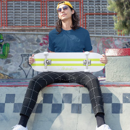 Moderne, grün-weiße Streifen Mit Monogramm Skateboard