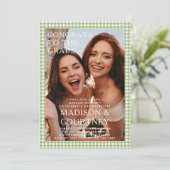 Moderne Grüne Gingham Foto Graduation Party Einladung (Stehend Vorderseite)