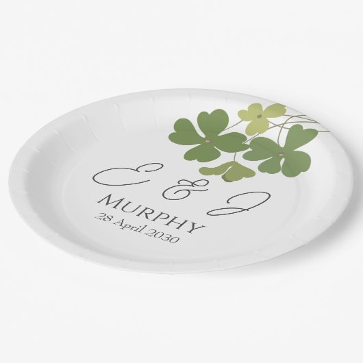Moderne grüne Irische Leaf Clover Wedding Pappteller (Schrägansicht)