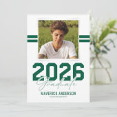 Moderne grüne männliche Foto-Abschlussfeier Ankündigung (Stehend Vorderseite)