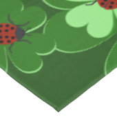 Moderne grüne, rote Ladybug-Insektenkleber-Blätter Tischdecke (Schrägansicht)