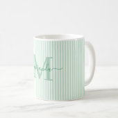 Moderne grüne Streifen-Monogramm-Name Kaffeetasse (VorderseiteRechts)