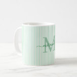 Moderne grüne Streifen-Monogramm-Name Kaffeetasse<br><div class="desc">Beginnen Sie Ihren Morgen stilvoll mit diesem personalisierten grün gestreiften Kaffeebecher, der dafür entworfen wurde, zeitlosen Charme in jeden Schluck zu bringen. Mit einem weichen grün-weiß gestreiften Hintergrund präsentiert sich dieser elegante Becher, der mit Ihrem Monogramm und vollständigen Namen in einer eleganten Schreibschrift personalisiert ist – was einen femininen, raffinierten...</div>