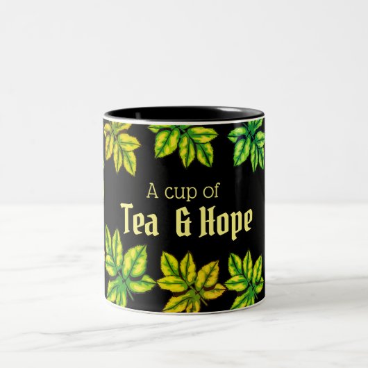 Moderne grüne Teeblätter "Tasse Tee und Hoffnung " Zweifarbige Tasse (Mittel)