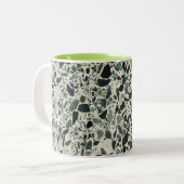 Moderne grüne Terrazzo Zweifarbige Tasse (Vorderseite Links)