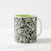 Moderne grüne Terrazzo Zweifarbige Tasse (VorderseiteRechts)