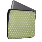 Moderne grüne und weiße Monogramm Laptopschutzhülle (Vorne Rechts)