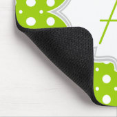 Moderne grüne, weiße Punkte-Muster & Monogramm Mousepad (Ecke)