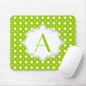 Moderne grüne, weiße Punkte-Muster & Monogramm Mousepad (Mit Mouse)