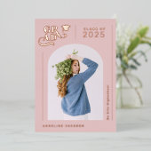 Moderne gürnrosa Typografie Foto 2023 Absolvent Folieneinladung (Stehend vorne)