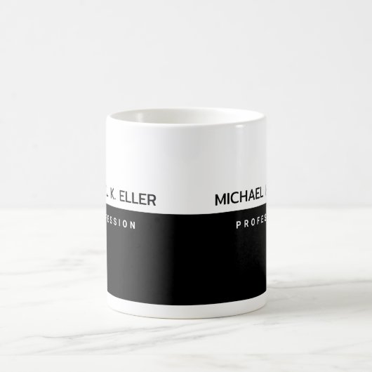 Moderne halb-schwarze, halbweiße Tasse mit Name (Mittel)