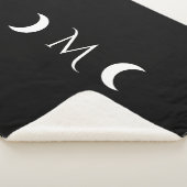 Moderne Halbmonde Schwarz-Weiß-Monogramm Sherpadecke (3/4)