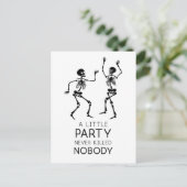 Moderne Halloween-Skelette Postkarte (Stehend Vorderseite)