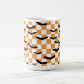 Moderne Halloween Spookobas Orange Checkerboard Kaffeetasse (Mittel)