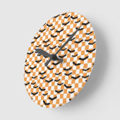 Moderne Halloween Spookobas Orange Checkerboard Runde Wanduhr (Winkel)
