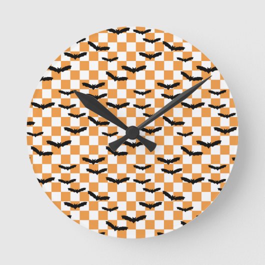 Moderne Halloween Spookobas Orange Checkerboard Runde Wanduhr (Vorderseite)