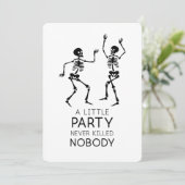 Moderne Halloween-Tanzskelette Einladung (Stehend Vorderseite)