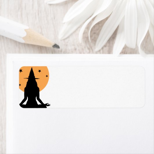 Moderne Halloween-Yoga-Hexe (Insitu)