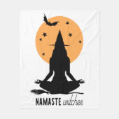 Moderne Halloween-Yoga-Hexe Fleecedecke (Vorderseite)
