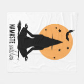 Moderne Halloween-Yoga-Hexe Fleecedecke (Vorderseite (Horizontal))
