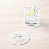 Moderne handgeschriebene Hochzeitsankündigung Runder Pappuntersetzer (Vor Ort)