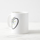 Moderne handgeschriebene Letter "O"-Wildblumen Kaffeetasse (Vorderseite Links)