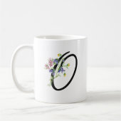 Moderne handgeschriebene Letter "O"-Wildblumen Kaffeetasse (Links)