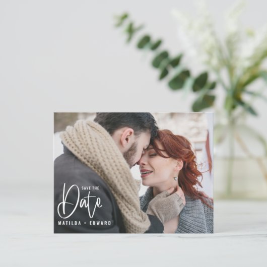 Moderne handgeschriebene monochrome Foto Hochzeits Postkarte (Stehend Vorderseite)