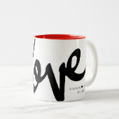 Moderne handgeschriebene Script-Liebe Ihren Namen Zweifarbige Tasse (VorderseiteRechts)