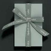 Moderne handgeschriebene Skriptinitialen und -name Satinband