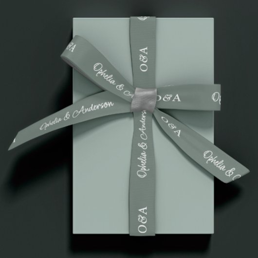 Moderne handgeschriebene Skriptinitialen und -name Satinband