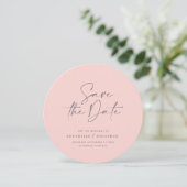 Moderne handgeschriebene Typografie Hochzeit rosa Save The Date (Stehend Vorderseite)