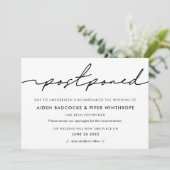 Moderne handgeschriebene vertagte Hochzeitsankündi Einladung (Stehend Vorderseite)