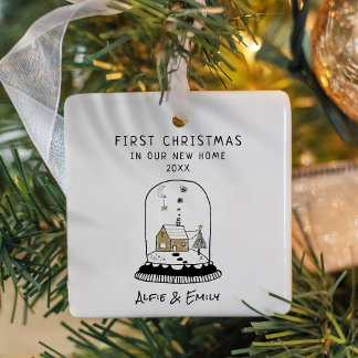 Moderne handgezeichnete erste Weihnachten im neuen Keramikornament