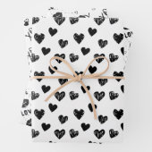 Moderne, handgezeichnete schwarz-weiße Herzen Geschenkpapier Set (Beispiel)