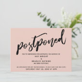 Moderne Handschrift Blush Postpected Wedding Card Einladung (Stehend Vorderseite)