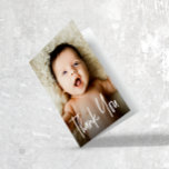 Moderne Handschrift für Foto Babydusche Dankeskarte<br><div class="desc">Mit der modernen Handschrift Custom Foto Baby Shower Falted By You Card möchten Sie sich mit Eleganz und Stil bedanken. Diese schöne und individuell gestaltbare Karte ist der perfekte Weg, um Ihren Gästen zu danken, dass sie die bevorstehende Ankunft Ihres Kleinen gefeiert haben. Die bedruckte Dankkarte zeichnet sich durch ein...</div>