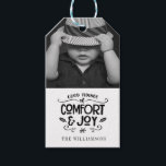 Moderne Handschrift | Schwarz-weißes Foto Aufklebe Geschenkanhänger<br><div class="desc">Moderne Handschrift | Schwarz-weiße Foto-Geschenkmarke - Weihnachtsgeschenk-Tag zeigt Ihr schönes Foto mit handgeschriebener Typografie, die "Gute Nachricht von "Comfort & Joy" lautet. Unser hochwertiges Template macht es Ihnen so einfach, Ihren Geschenktag zu personalisieren. Wenn Sie Hilfe benötigen, zögern Sie bitte nicht, mich zu kontaktieren. Tag ist Teil einer Sammlung. Entworfen...</div>