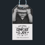 Moderne Handschrift | Schwarz-weißes Foto Aufklebe Geschenkanhänger<br><div class="desc">Moderne Handschrift | Schwarz-weiße Foto-Geschenkmarke - Weihnachtsgeschenk-Tag zeigt Ihr schönes Foto mit handgeschriebener Typografie, die "Gute Nachricht von "Comfort & Joy" lautet. Unser hochwertiges Template macht es Ihnen so einfach, Ihren Geschenktag zu personalisieren. Wenn Sie Hilfe benötigen, zögern Sie bitte nicht, mich zu kontaktieren. Tag ist Teil einer Sammlung. Entworfen...</div>