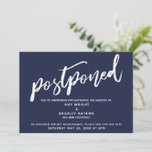 Moderne Handschrift verzögert Hochzeit Navy Blue Einladung (Stehend Vorderseite)