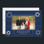 Moderne Hanukkah Blue Silver Star von David Foto Feiertagskarte<br><div class="desc">Minimal klassisch silber Bar/Bat Mitzvah und Hanukkah modernen Star of David vor einem soliden Hintergrund schafft ein elegantes,  raffiniertes Design. Für andere koordinierende Farben oder passende Produkte,  besuchen Sie JustFharryn @ Zazzle.com oder kontaktieren Sie den Designer,  c/o Fharryn@yahoo.com Alle Rechte vorbehalten. #zazzlemade #christmasdecor</div>