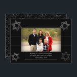 Moderne Hanukkah Monochrome Star von David Foto Feiertagskarte<br><div class="desc">Minimal klassisch schwarz Bar/Bat Mitzvah und Hanukkah modernen Star of David vor einem soliden Hintergrund schafft ein elegantes,  raffiniertes Design. Für andere koordinierende Farben oder passende Produkte,  besuchen Sie JustFharryn @ Zazzle.com oder kontaktieren Sie den Designer,  c/o Fharryn@yahoo.com Alle Rechte vorbehalten. #zazzlemade #christmasdecor</div>