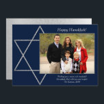 Moderne Hanukkah Silver Blue Star von David Foto Feiertagskarte<br><div class="desc">Minimal klassisch silber Bar/Bat Mitzvah und Hanukkah modernen Star of David vor einem soliden Hintergrund schafft ein elegantes,  raffiniertes Design. Für andere koordinierende Farben oder passende Produkte,  besuchen Sie JustFharryn @ Zazzle.com oder kontaktieren Sie den Designer,  c/o Fharryn@yahoo.com Alle Rechte vorbehalten. #zazzlemade #christmasdecor</div>