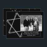 Moderne Hanukkah Silver Wunschstar David Foto Feiertagskarte<br><div class="desc">Minimal klassisch silber Bar/Bat Mitzvah und Hanukkah modernen Star of David vor einem soliden Hintergrund schafft ein elegantes,  raffiniertes Design. Für andere koordinierende Farben oder passende Produkte,  besuchen Sie JustFharryn @ Zazzle.com oder kontaktieren Sie den Designer,  c/o Fharryn@yahoo.com Alle Rechte vorbehalten. #zazzlemade #christmasdecor</div>