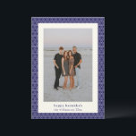 Moderne Hanukkah Star Line Elegantes blaues Foto Feiertagskarte<br><div class="desc">Mit dieser eleganten Karte, die ein modernes jüdisches Sternmuster in kräftigem Blau und Weiß aufweist, senden Sie Ihren Freunden und der Familie herzliche Wünsche. Personalisiert mit Ihrem Foto, Gruß und Namen, ist es die perfekte Art, das Festival der Lichter mit einer einzigartigen und nachdenklichen Touch zu feiern. Ideal für diejenigen,...</div>