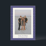 Moderne Hanukkah Star Line Elegantes blaues Foto Feiertagskarte<br><div class="desc">Mit dieser eleganten Karte, die ein modernes jüdisches Sternmuster in kräftigem Blau und Weiß aufweist, senden Sie Ihren Freunden und der Familie herzliche Wünsche. Personalisiert mit Ihrem Foto, Gruß und Namen, ist es die perfekte Art, das Festival der Lichter mit einer einzigartigen und nachdenklichen Touch zu feiern. Ideal für diejenigen,...</div>